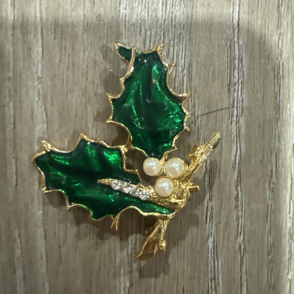 Liz Claiborne Holiday Christmas Holly Green Enamel Brooch Pin Gold Tone